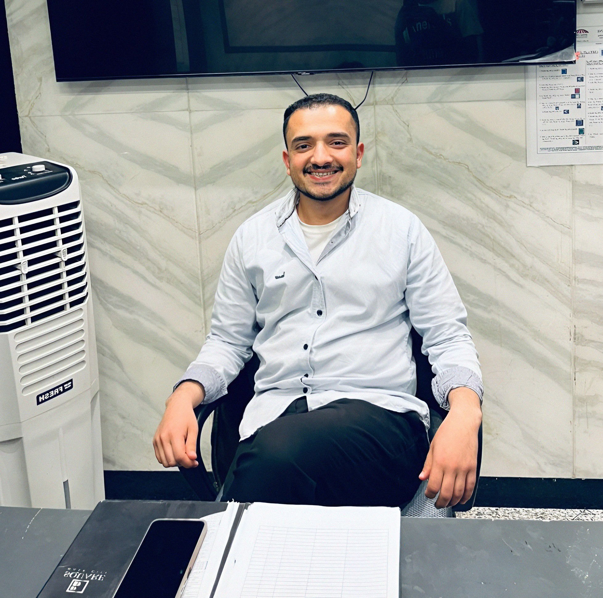 كرويف وجورديولا كانوا يلمعون حذاء معتمد جمال بالامس | Facebook