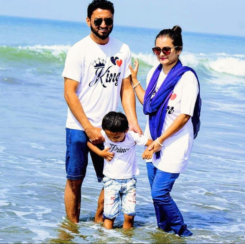 নিজের ছবি দিয়ে WhatsApp স্টিকার বানানোর সহজ উপায় 😍🤩 #WhatsApp # ...