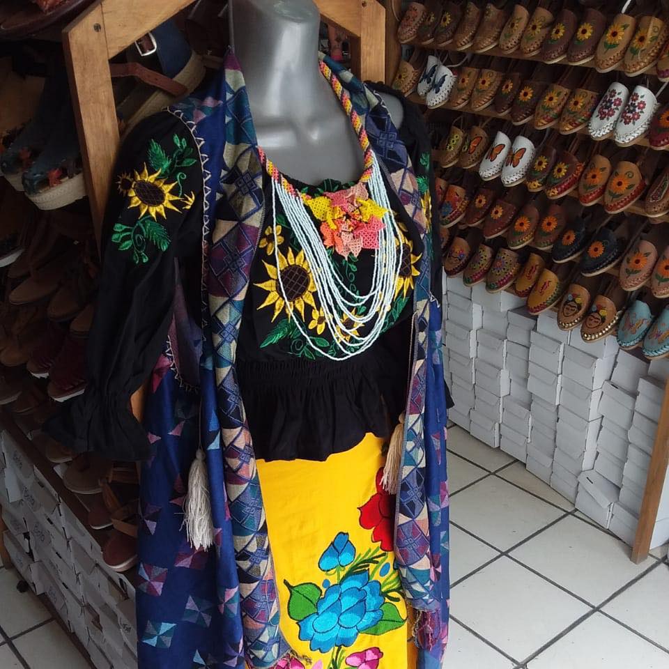 Huarches y ropa artesanal