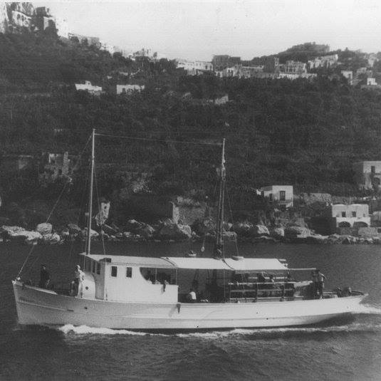 Motonavi di una volta nel Golfo di Napoli