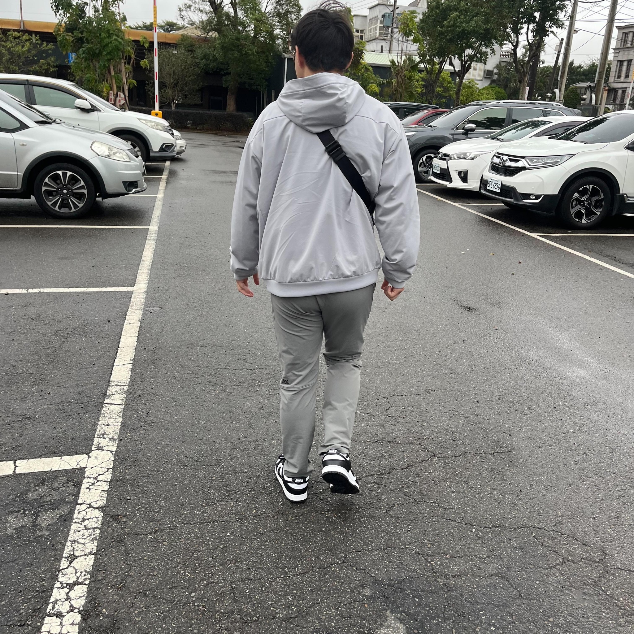 路上觀察學院 | 角度關係沒拍到logo,不知道是啥車,但坐起來應該是滿蘇服..... | Facebook