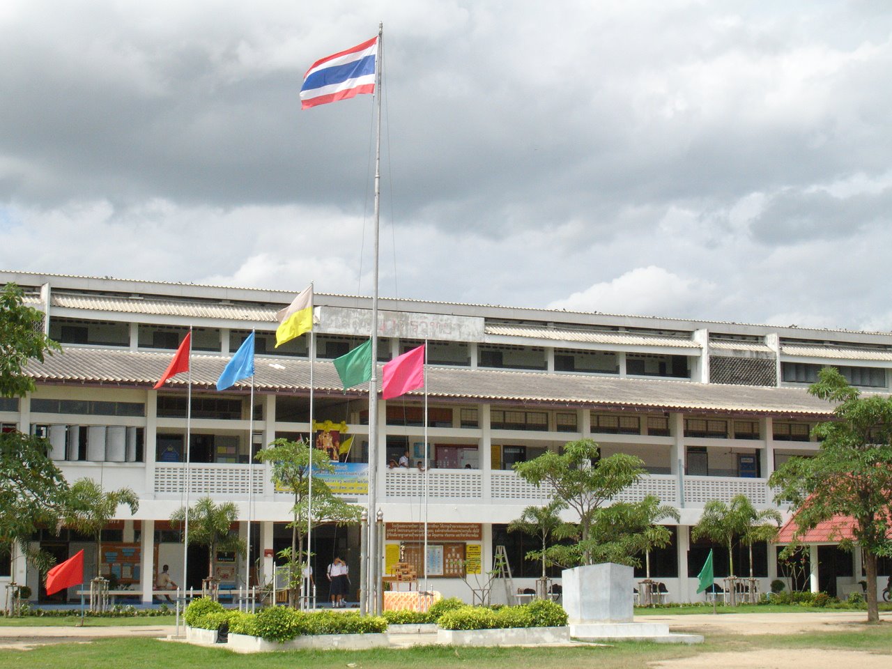 ฟ.เฟิร์ส พาเพลียย