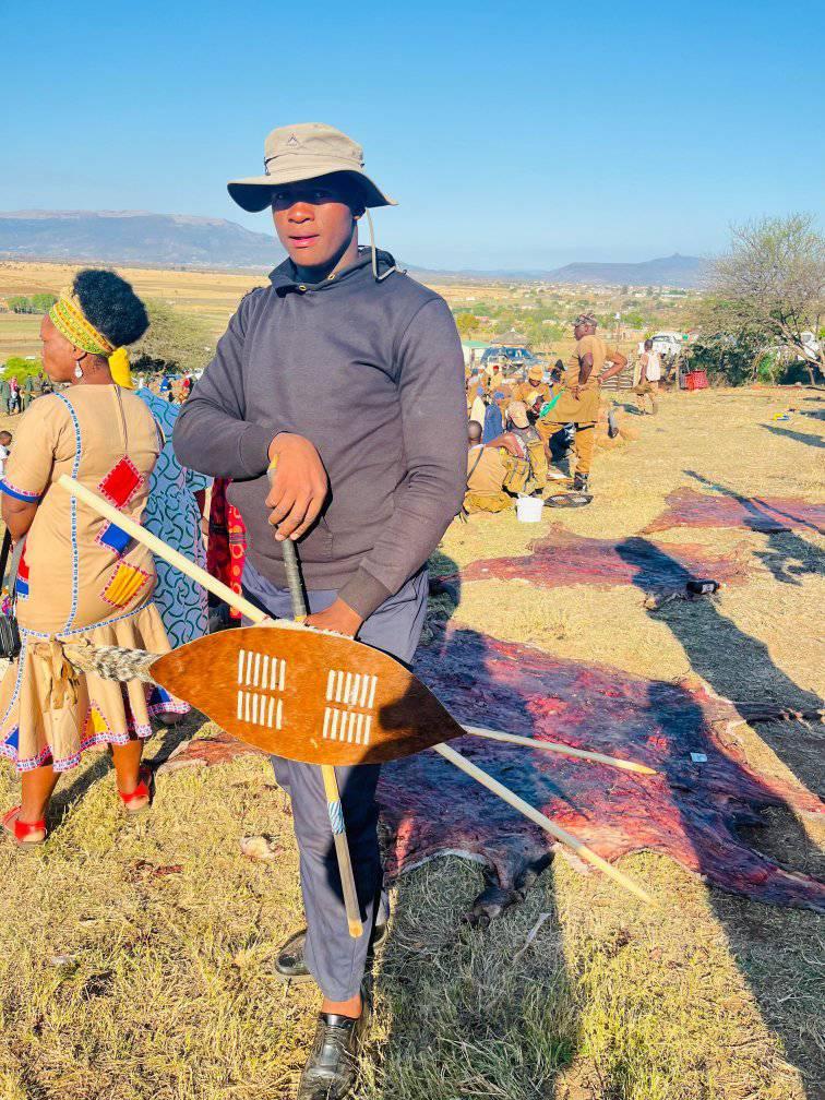 Manje 😂, ugijimelani ngoba usezinikelile izinja 🤣. . . . . Amaphisi ...