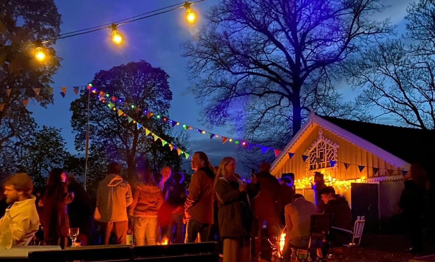 Nackunga bogemenskap | Hölö