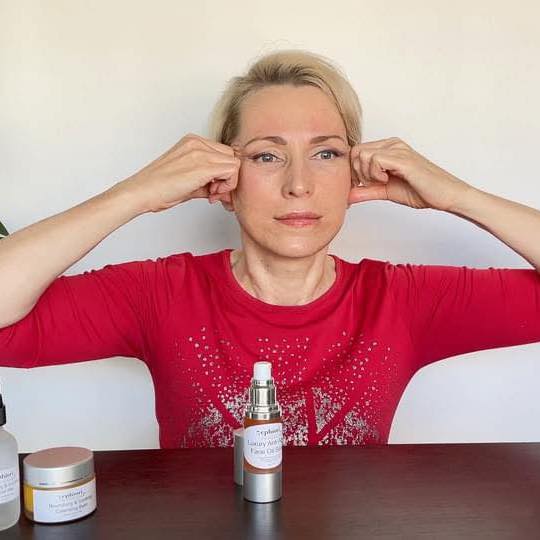MY JAWLINE RESET My 58+ sleep trick What does THIS TAPING do? 👇 This ...