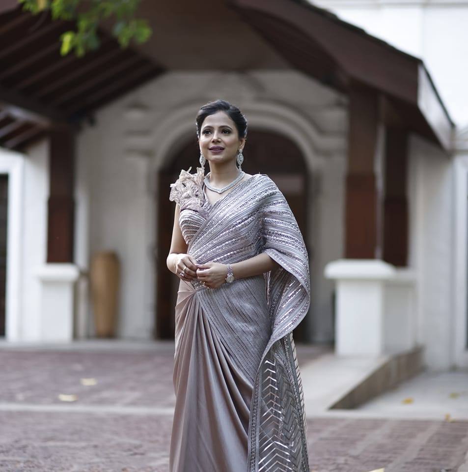 She didn’t follow the script… she rewrote it. A beachside bride in a ...