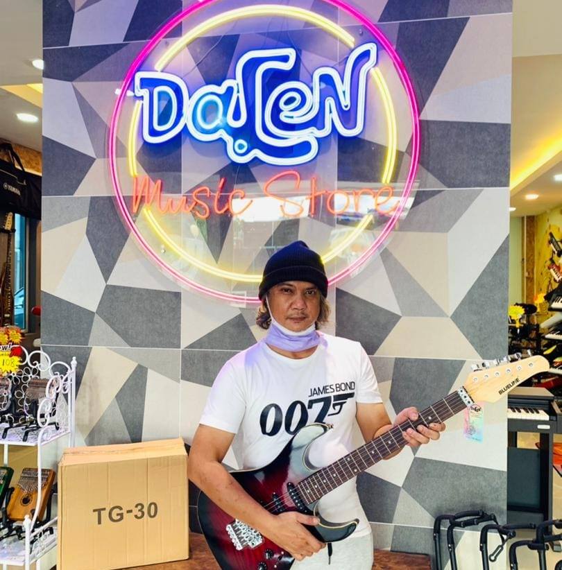 Talk Talk Mujik Mujik, Guitar & Its Equipments