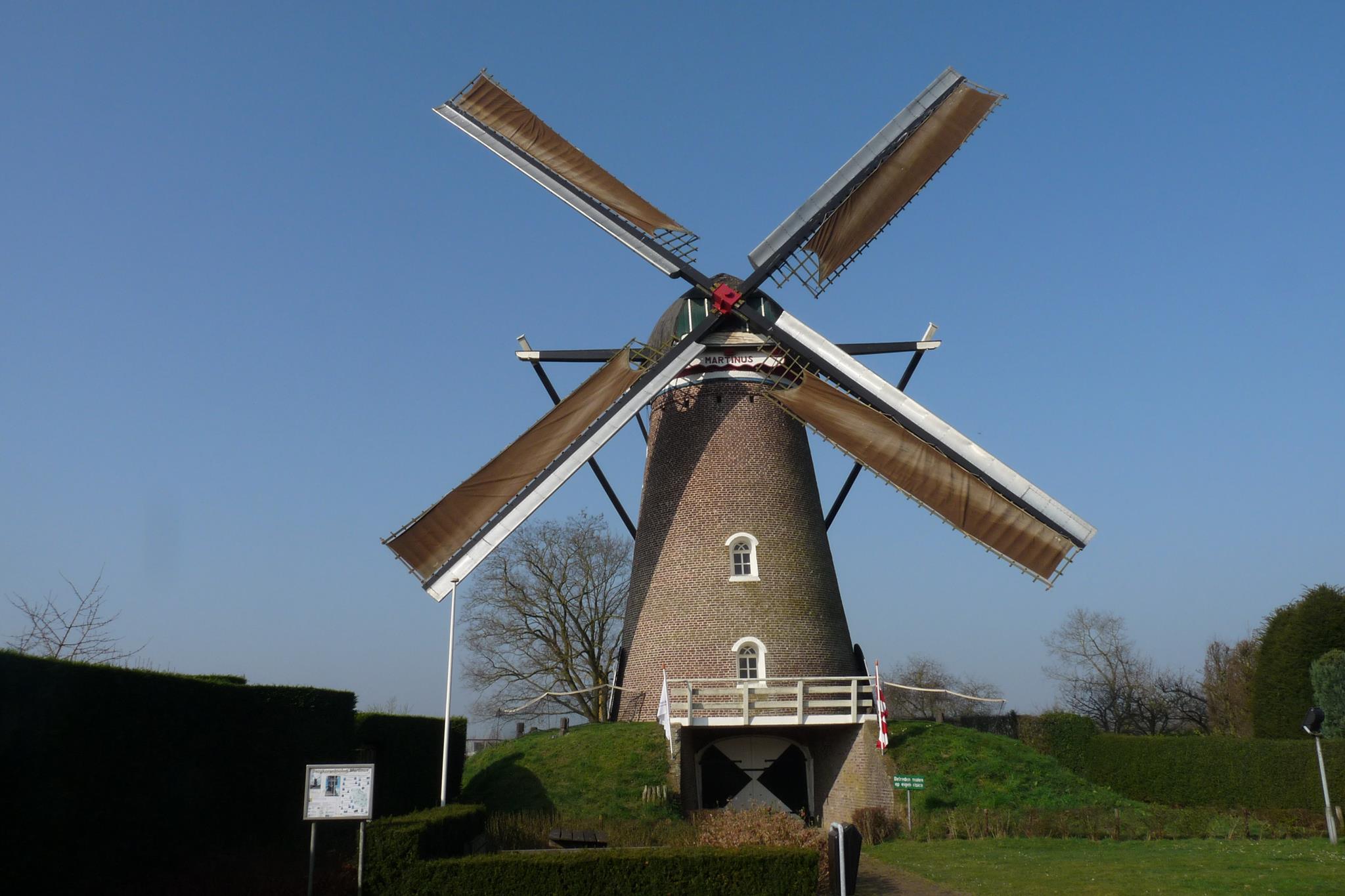 Korenmolen Martinus uit Beugen - Op 19-12-2014 had Martijn weer tijd om ...