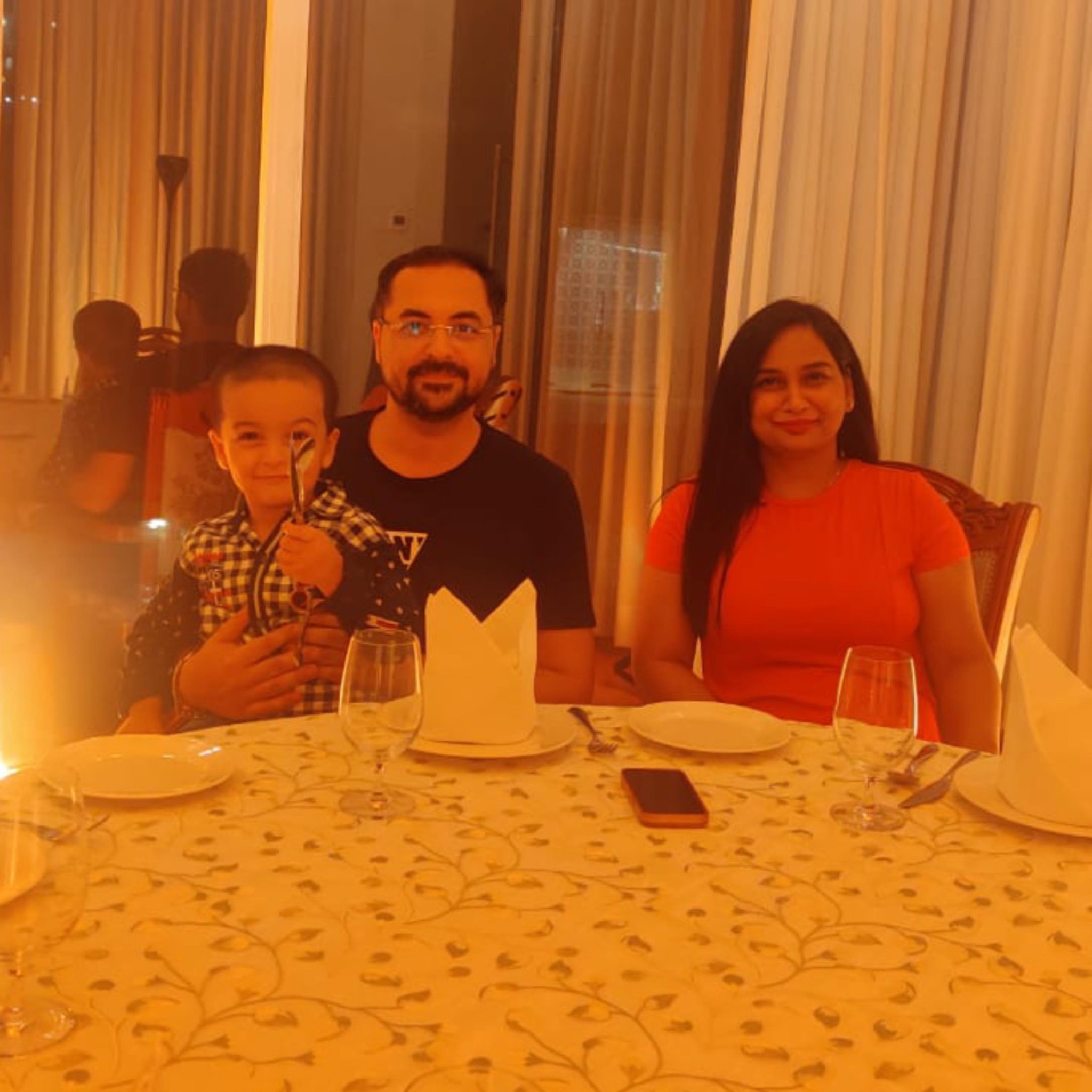 Inna pareshan h pati mujhse 🥹🥹🥹🤯#indiansinuk #coupleomedy AI video made ...