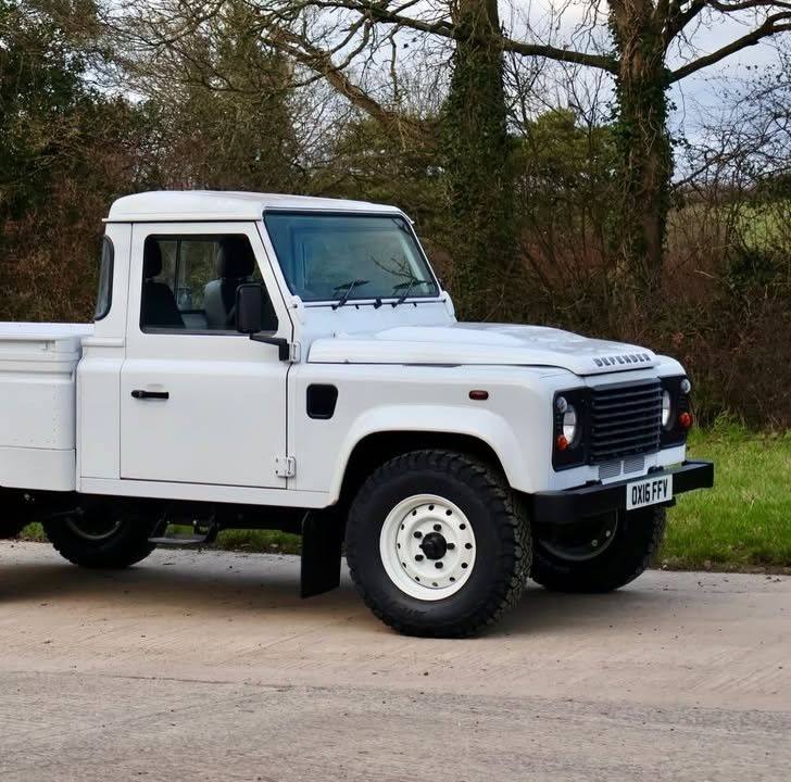 Defender 110 county station wagon XS side panels with tinted glass ...