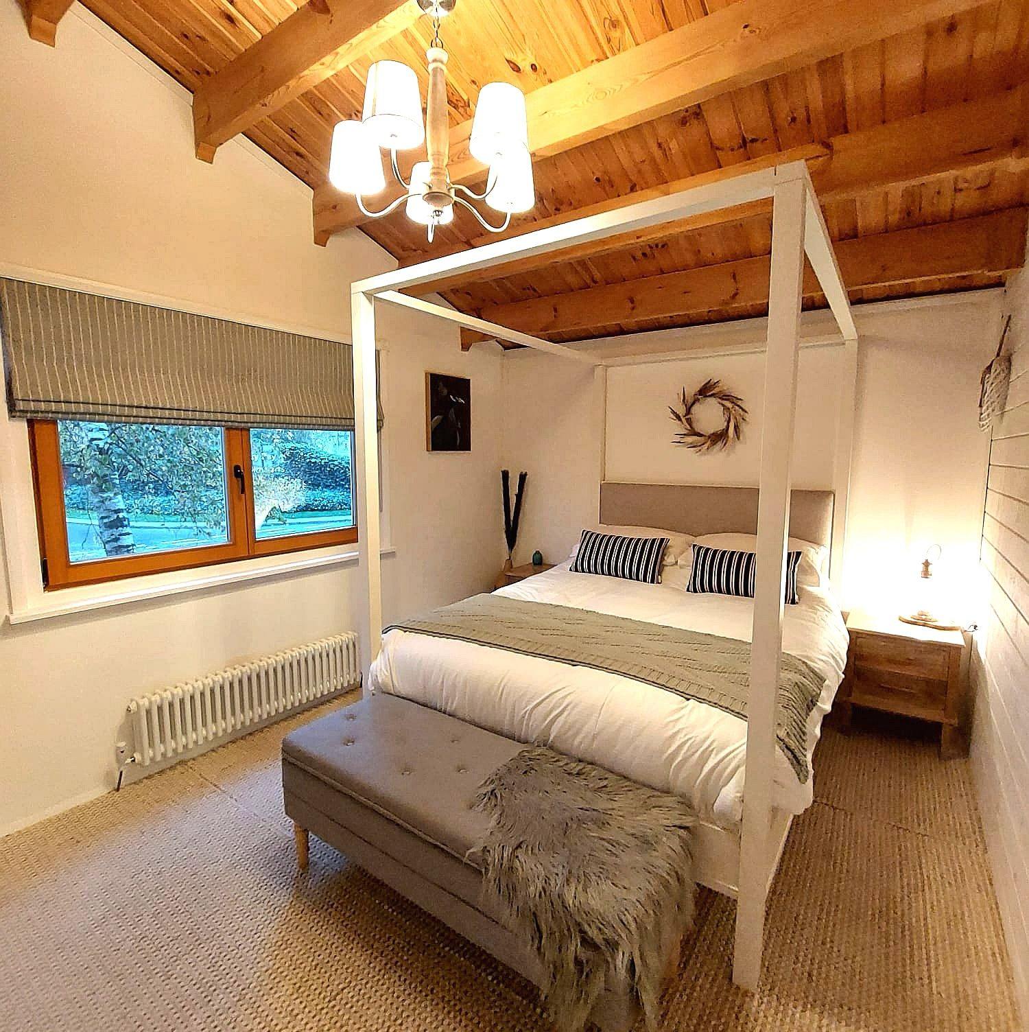 Tattershall Lakes, The Lake House Log Cabin with Hot Tub
