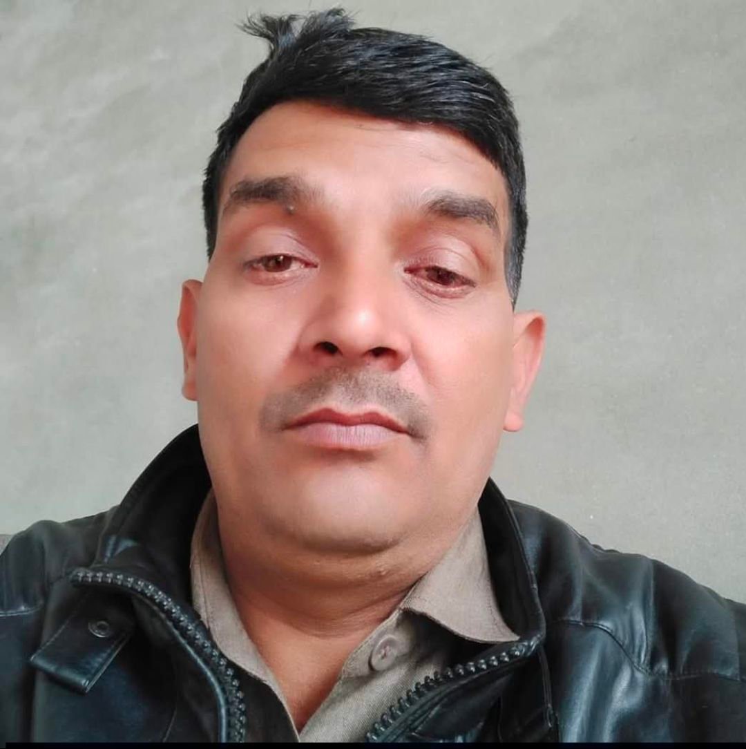 गांव फतेहपुरी में आ रहा गंदा पानी, ड्यूटी पर कर्मचारी बोला तुम्हें शराब ...