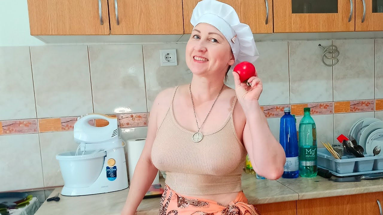 Mila naturist. Kitchen.