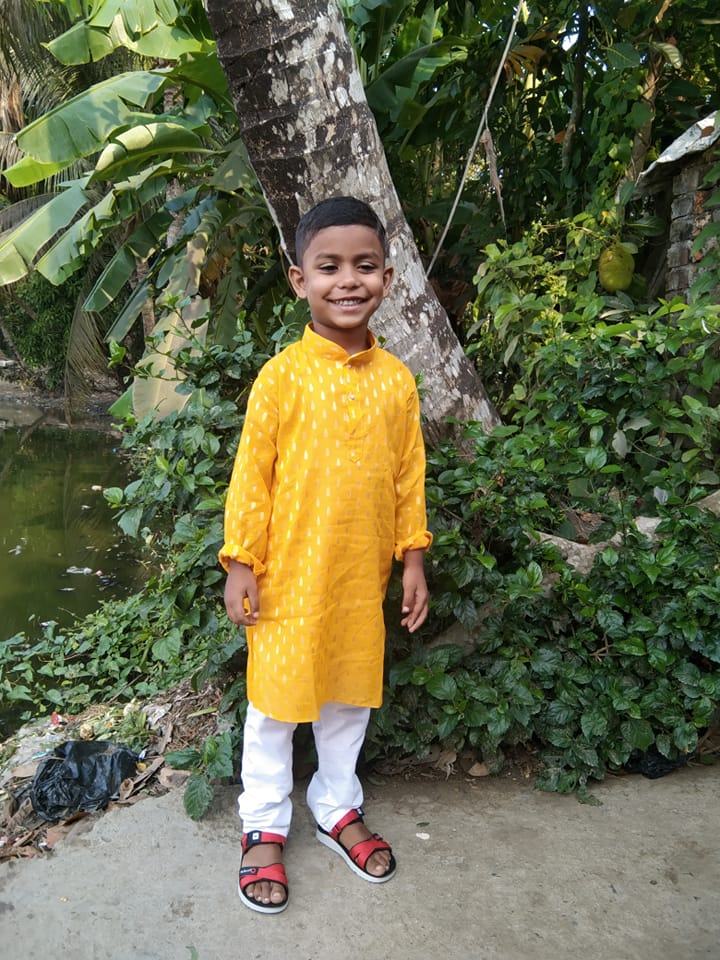 ১২ বছর বয়সে সংসারের বোঝা কাদে। বাড়িতে নাই চাউল। বিক্রি হচ্ছে না শাপলা ...