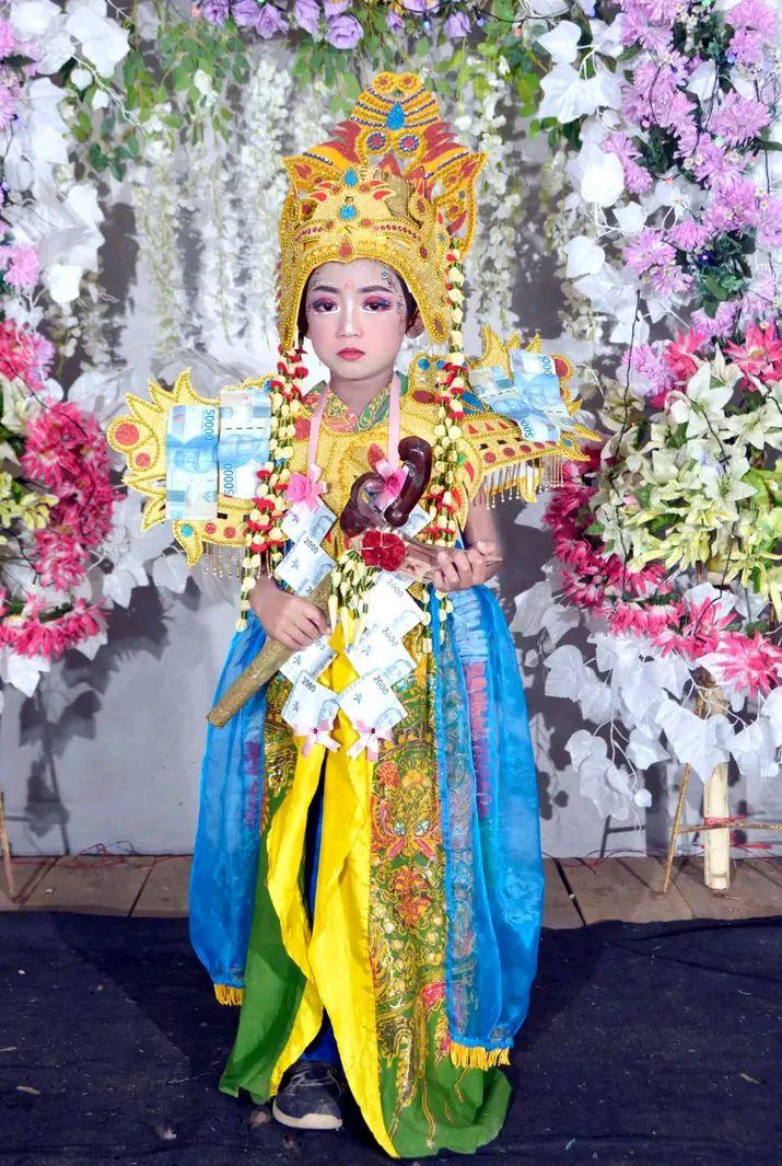 Makeup lagiiii guyyyys udah lama aju baru coba lagi cutcrease ala ala ...