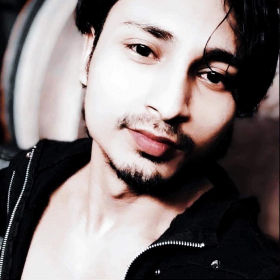 Haath me choti si roshni hai, aur isi roshni me meri poori duniya basi ...