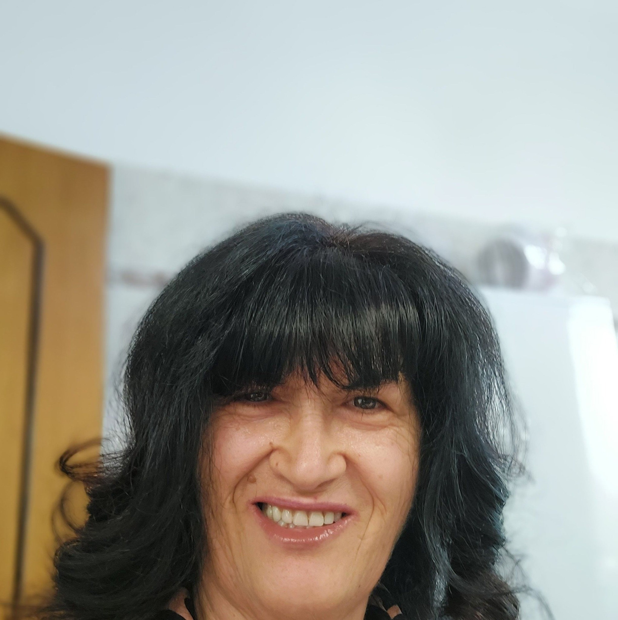Si guardano da due balconi. Lei ha un marito dentro casa. Lui ha una ...