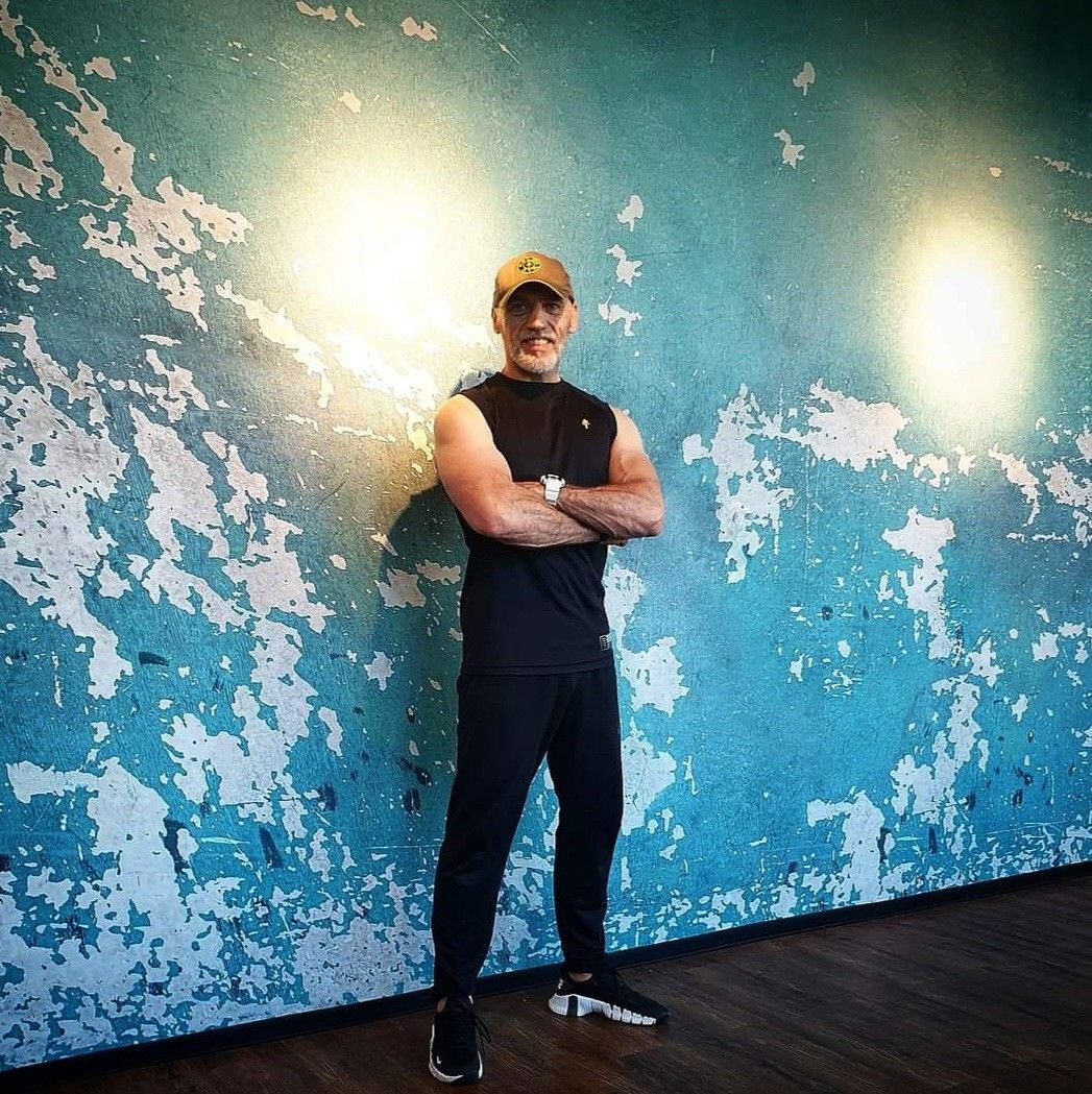 Wall sits look simple… until your legs start shaking. 🔥 Build quad ...