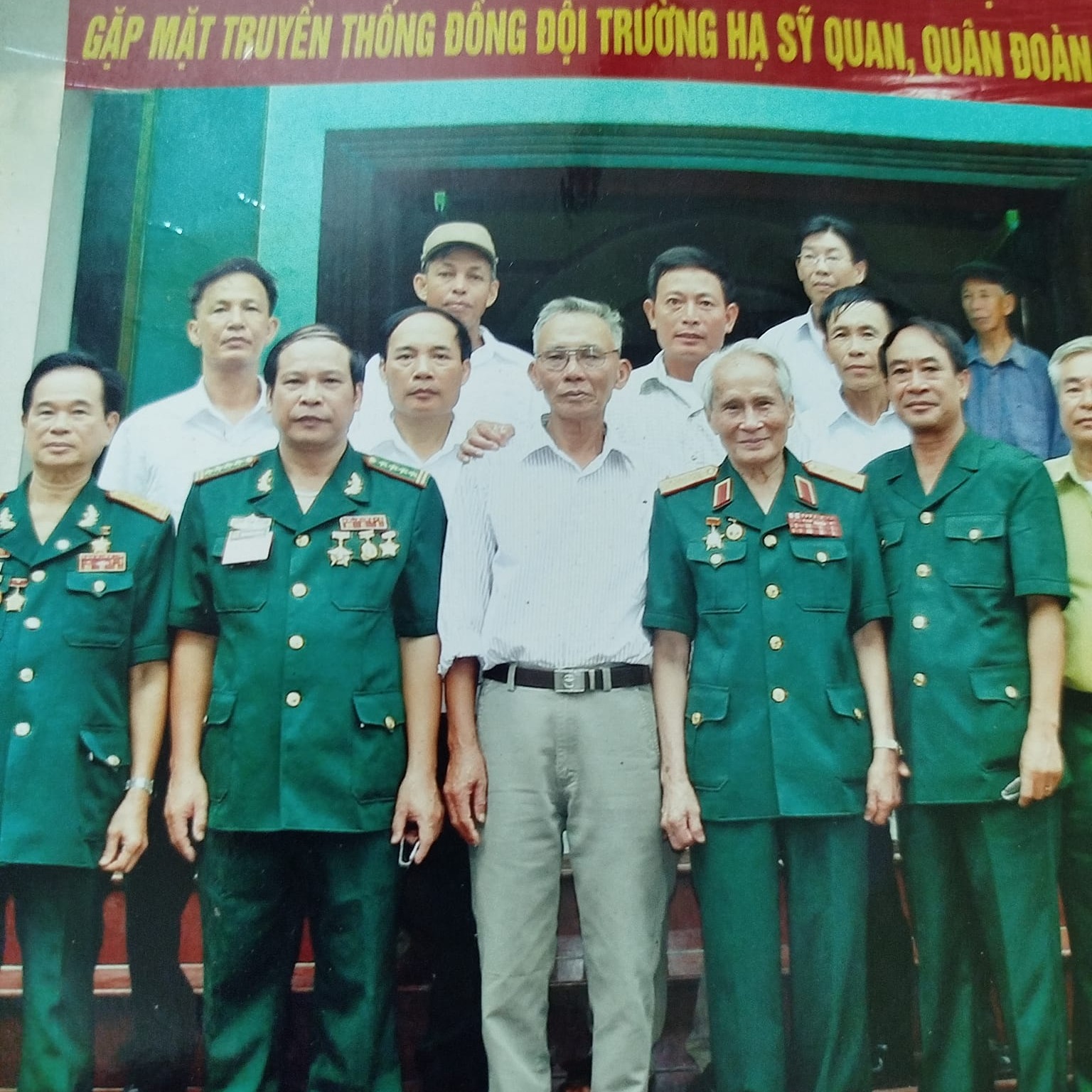 Em gái dũng cảm vồ phải con rắn hổ mang mà không biết #ranhomang | Đặng ...