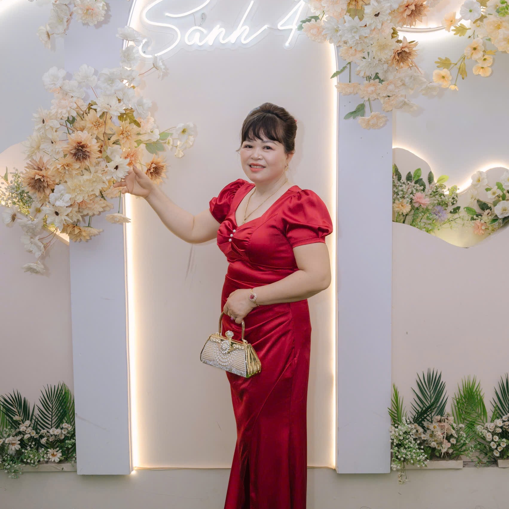 Chị yêu nào người hơi đầy 1 chút, thì đừng chọn dáng váy quá ôm sát nhé ...