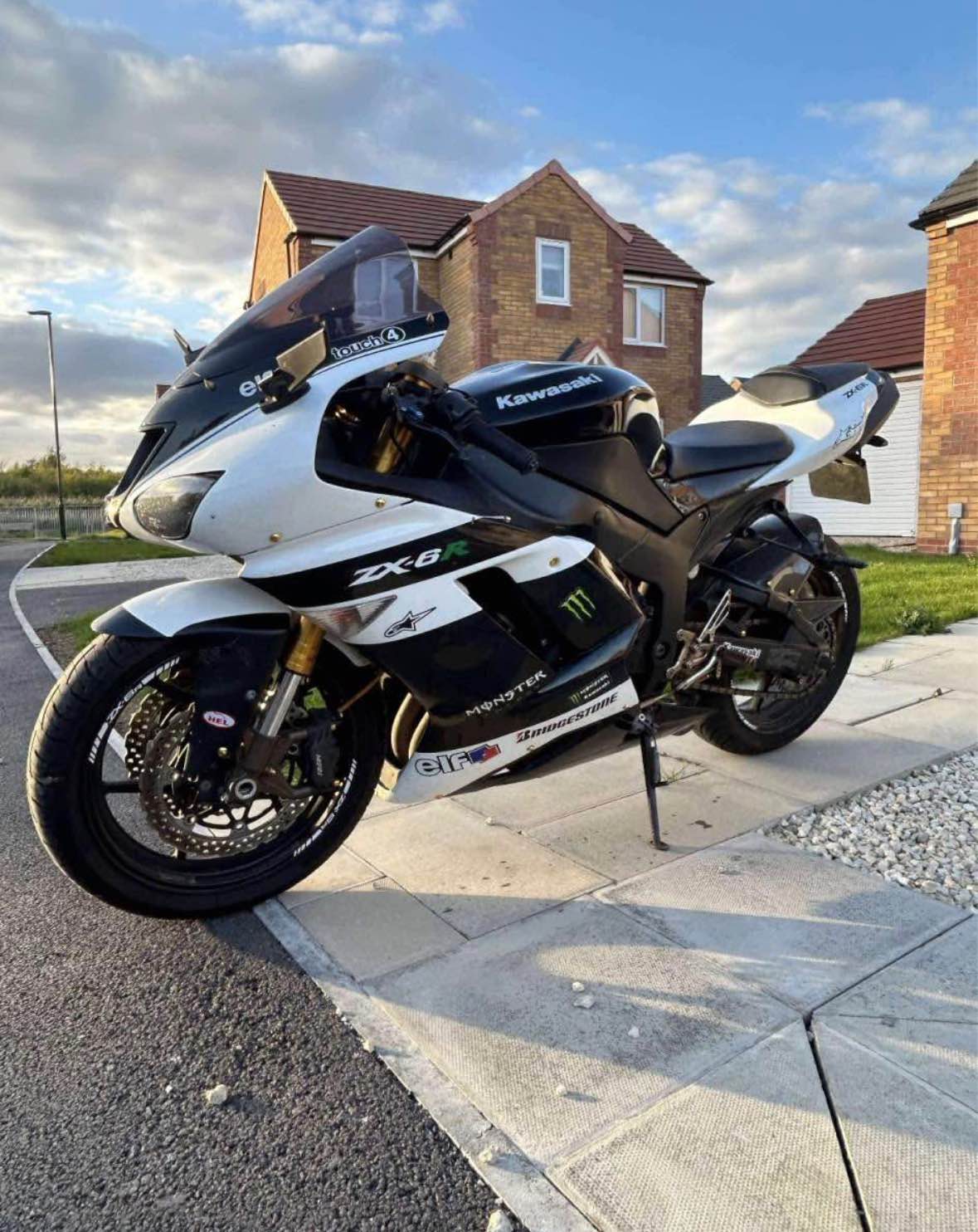 Kawasaki ZX6R 98kw 2010m 5190€