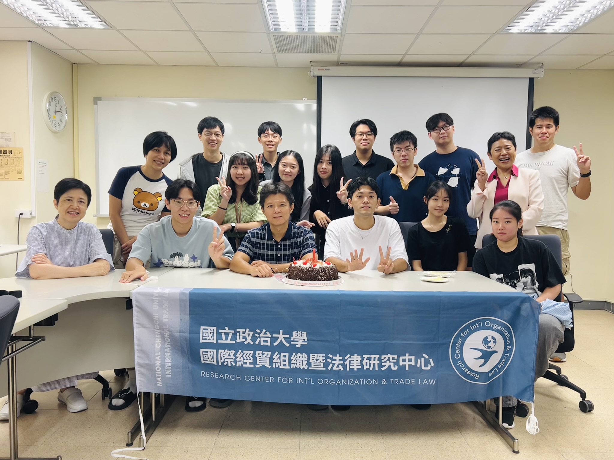 政大國貿所國際經貿法組 - 【113-1法組導生聚暨8、9月慶生活動】 本中心日前舉行113-1學期導生聚，讓師長與同學之間相互交流、聯絡感情 ...