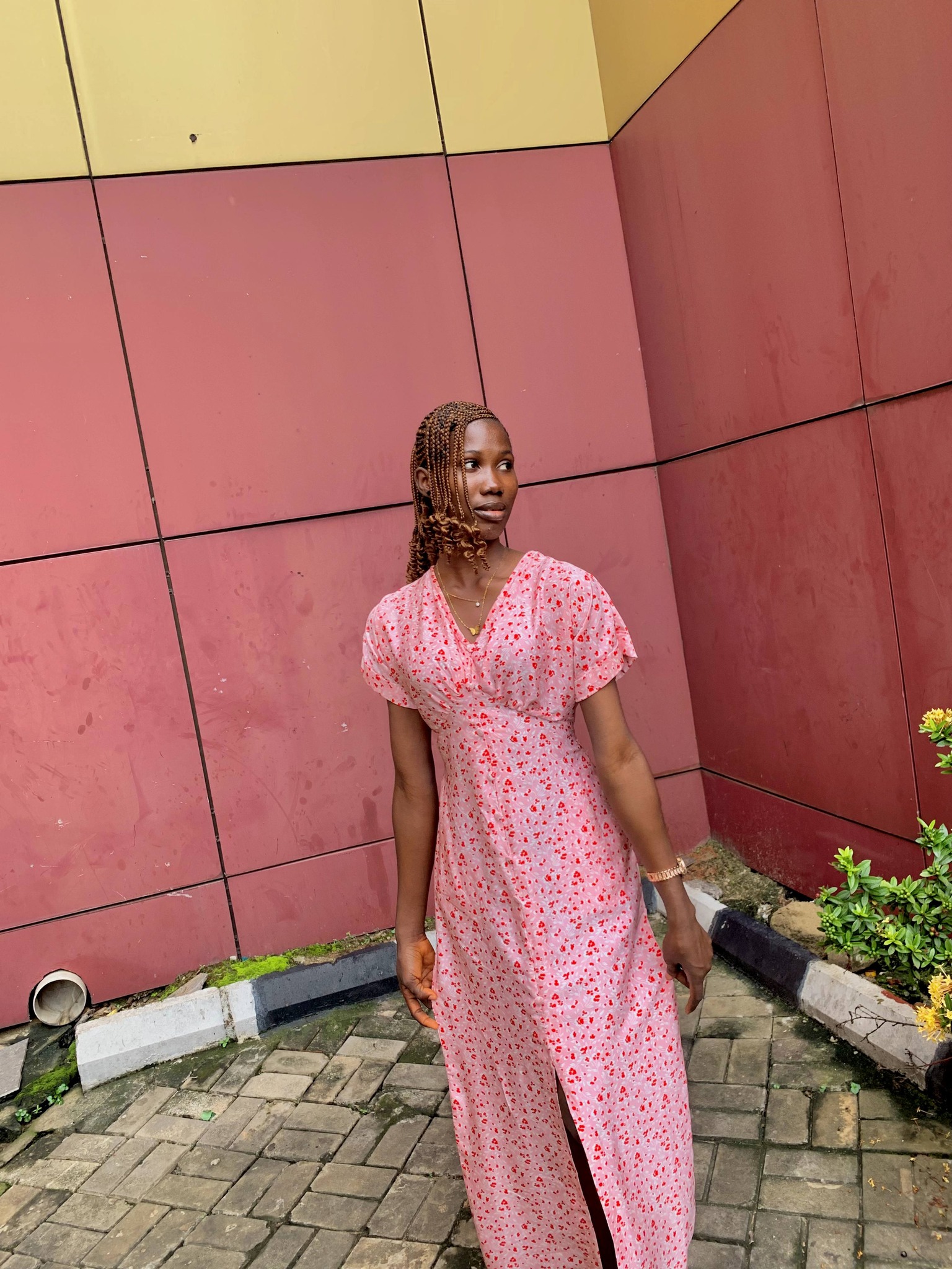how to dress decent as a lady She is decently dressed and still stylish , who said women can't be presentable . You mustn't N@k€d be presentable . 👀 👀 Sorry discount