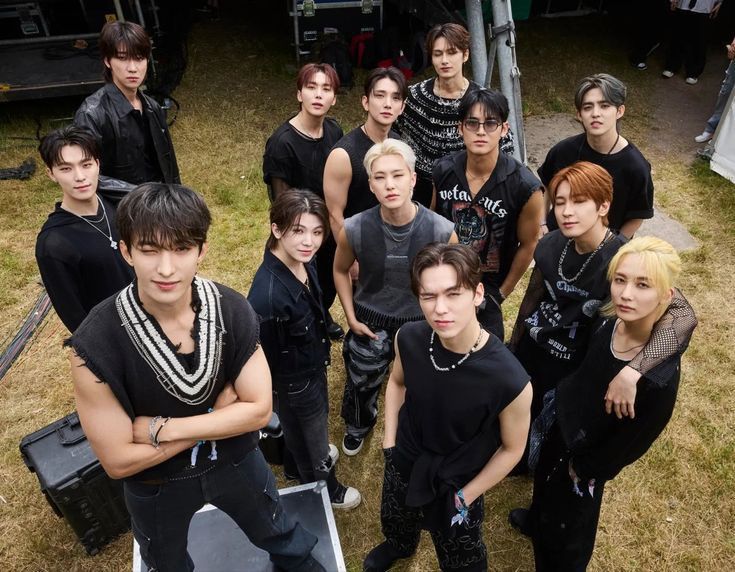 CONGRATS TO SEVENTEEN AND WOOZI FOR WINNING AWARDS AT THE ASIAN