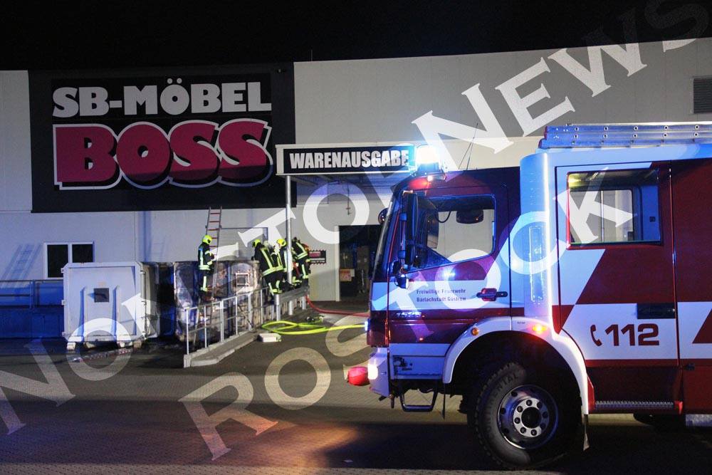 09.05.2016 Brand bei Möbel Boss in Güstrow: Container in Flammen - Feuerwehr verhindert Übergreifen der Flammen auf Gebäude Landkreis Rostock-Güstrow