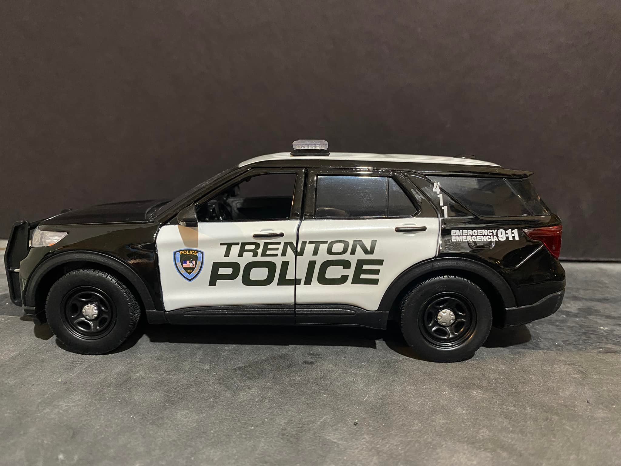 Modellino Scala 1:24 NJSP Ford Explorer 2022 &ndash; Police SUV Grigio Ghost, MOTORMAX, Diecast