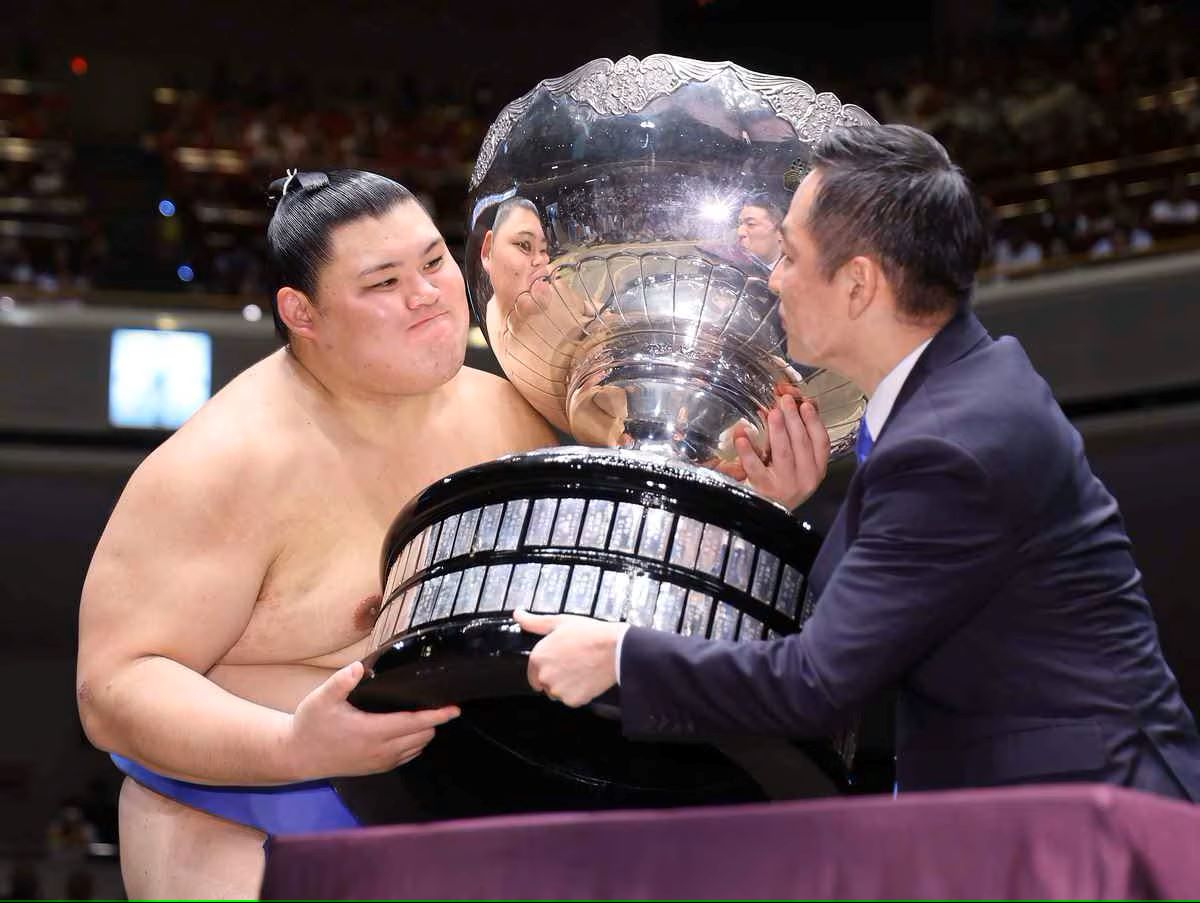 Onosato, the new sumo grand champion, weighs 421 pounds and is the 