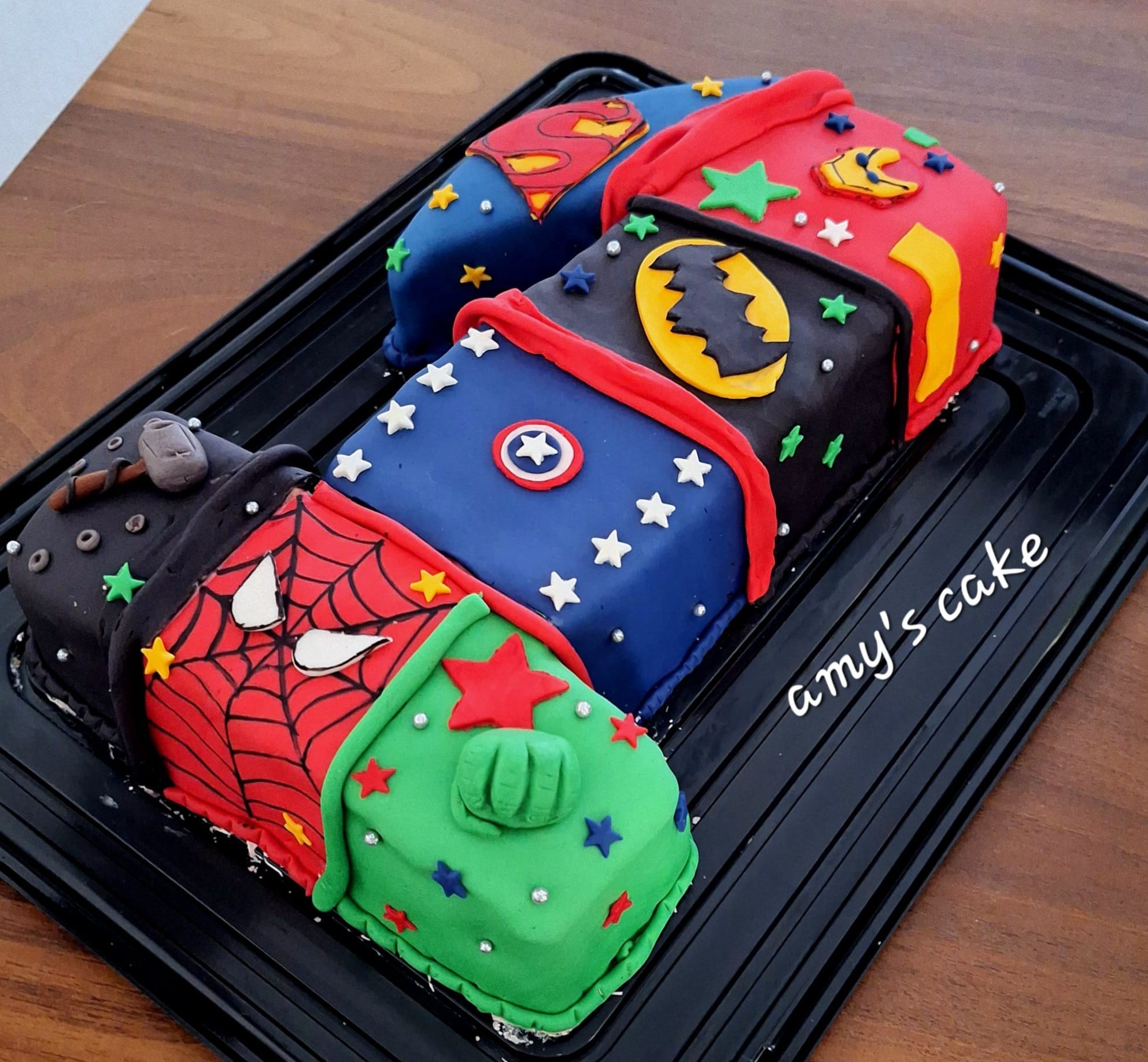 Amy's cake - Y asi entregamos este pastel con temática de super héroes ...