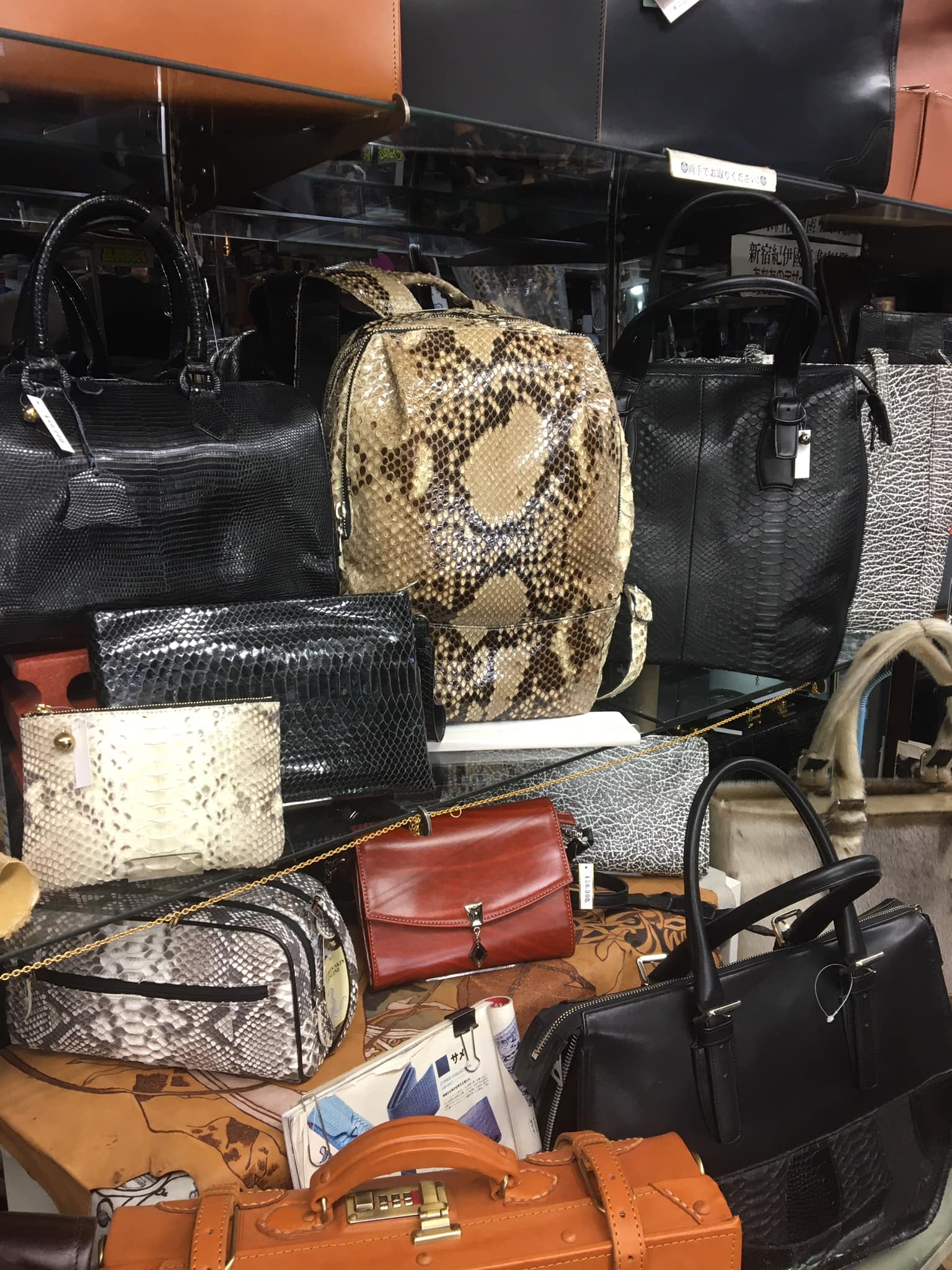 錦蛇革のバッグ