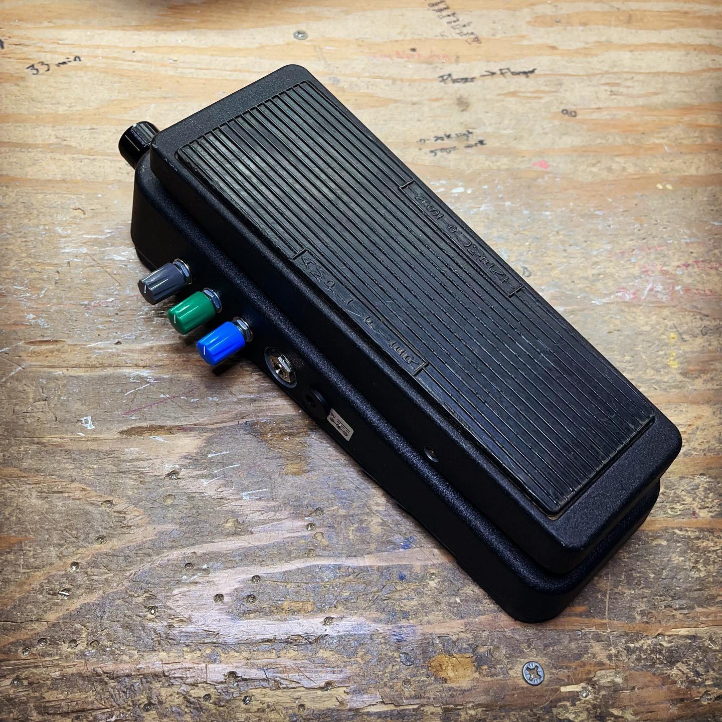 What is the circuit of a Yack YF-1 fuzz box?