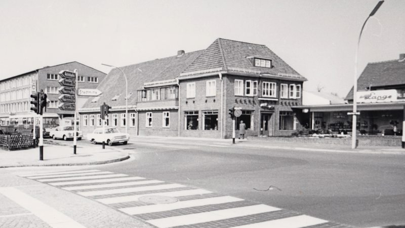 Das Möbelhaus Lange hat einst diesen Delmenhorster Straßenzug geprägt** **Der Name des Helmut-Lange-Hauses in Delmenhorst erinnert an einen Unternehmer, der ein Möbel-Imperium schuf. Die historische Ansicht entstand in den 60er Jahren