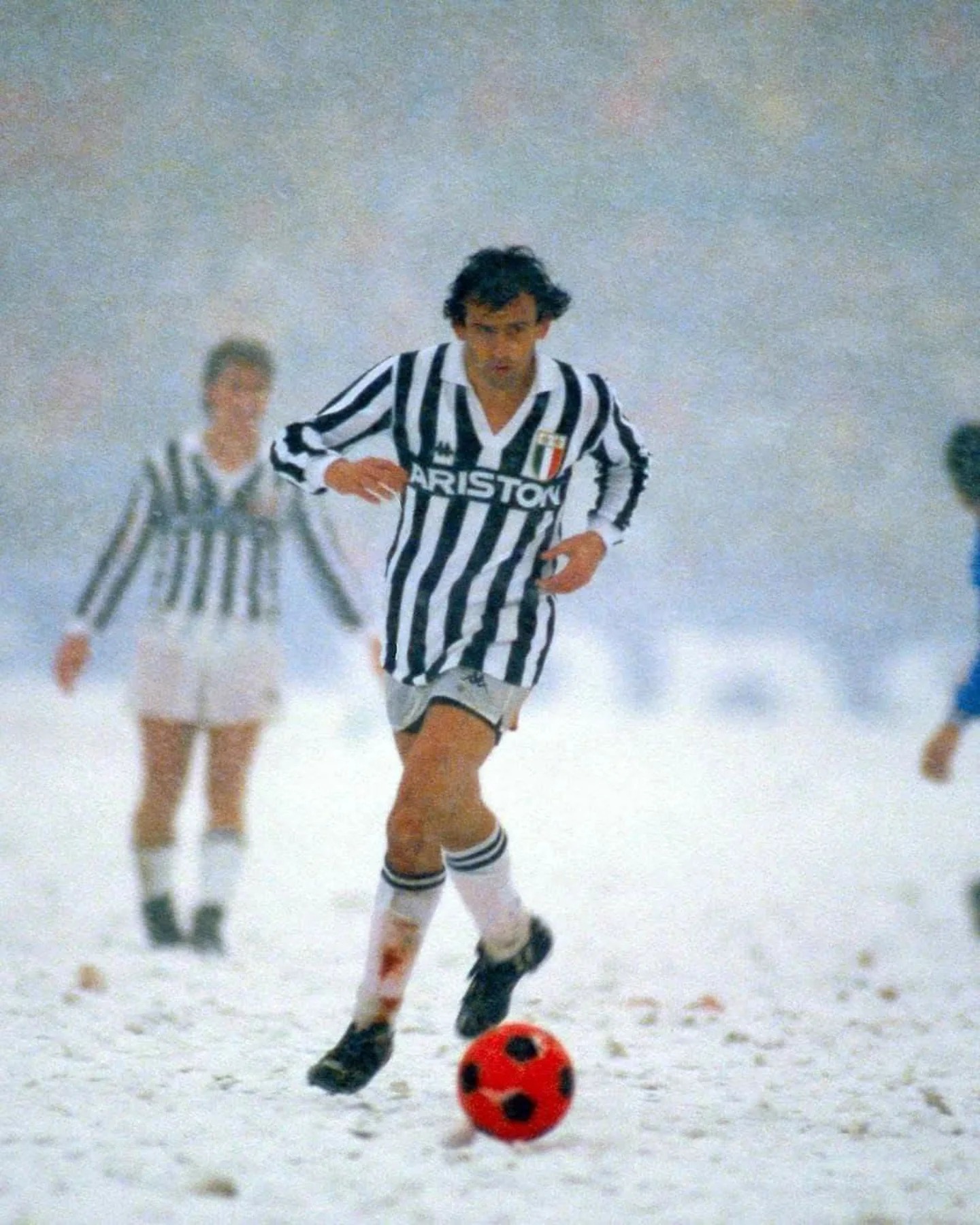 Michel Platini for Juventus in the snow: what a vintage football