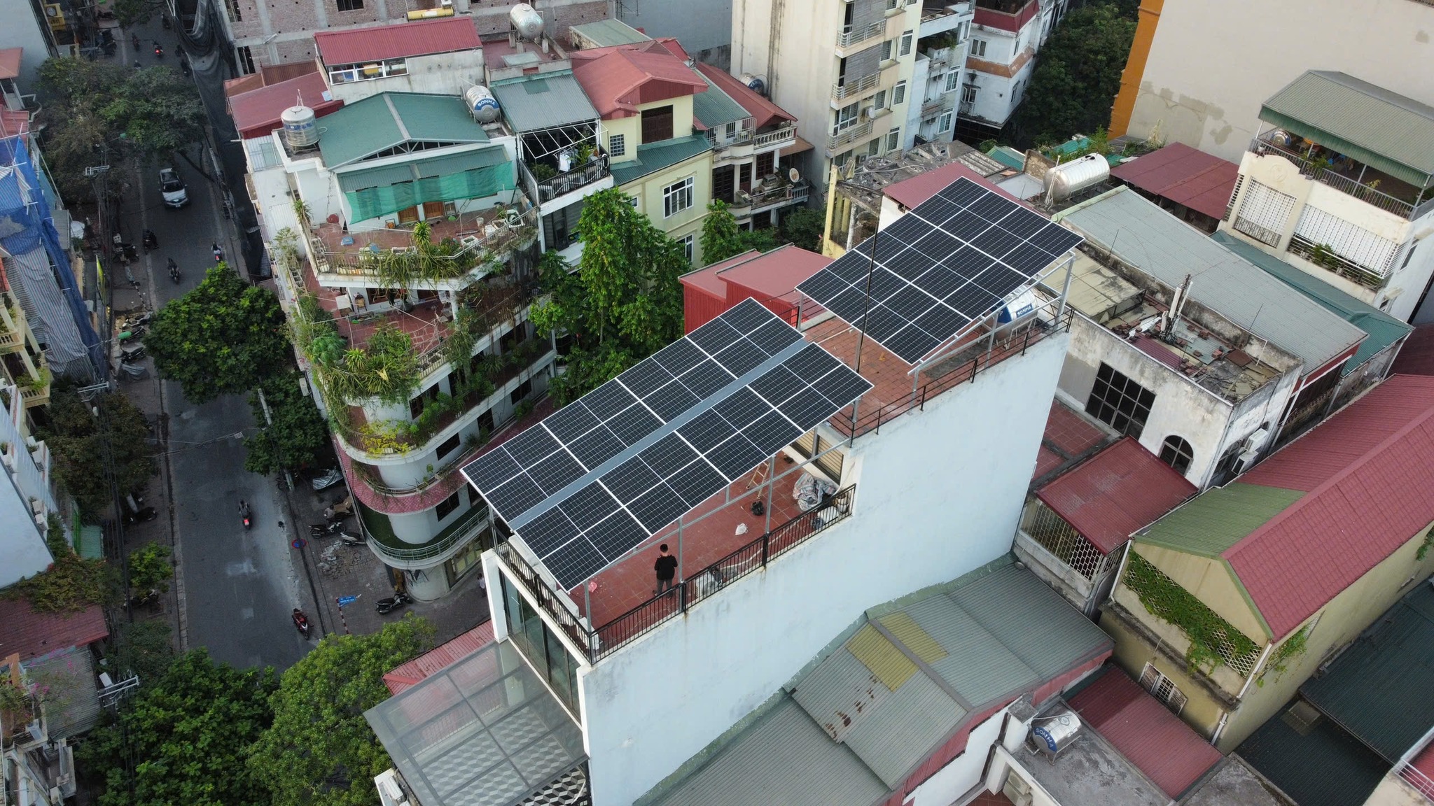 Mái nhà tại Hà Nội lắp điện mặt trời giúp giảm hóa đơn điện hàng tháng.