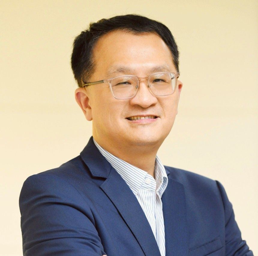 佳嫻 - 和張惠思、許德發老師，以及文化部駐馬的柯組長、郭秘書，開幕典禮後合照。 為什麼在午餐時間四個字前面照相（謎） | Facebook