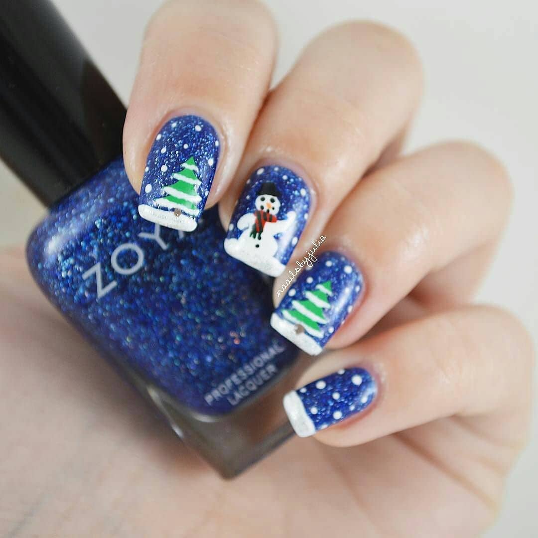 ｚｏｙａ Naailsbyjulia Zp686 Dream 13ホリデー Zenith Collectionより 今年もあっという間ですね 早くもクリスマスネイル マフラーをつけたかわいい雪だるま とツリー のアートです ホログラムグリッターが輝く 深い宇宙のようなブルー