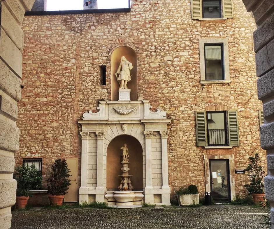 Brescia - 🏛️ 𝗛𝗮𝗶 𝗺𝗮𝗶 𝘃𝗶𝘀𝗶𝘁𝗮𝘁𝗼 𝗣𝗮𝗹𝗮𝘇𝘇𝗼 𝗠𝗮𝗿𝘁𝗶𝗻𝗲𝗻𝗴𝗼? 𝗥𝗮𝗰𝗰𝗼𝗻𝘁𝗮𝗰𝗶 𝗰𝗼𝘀𝗮 ...