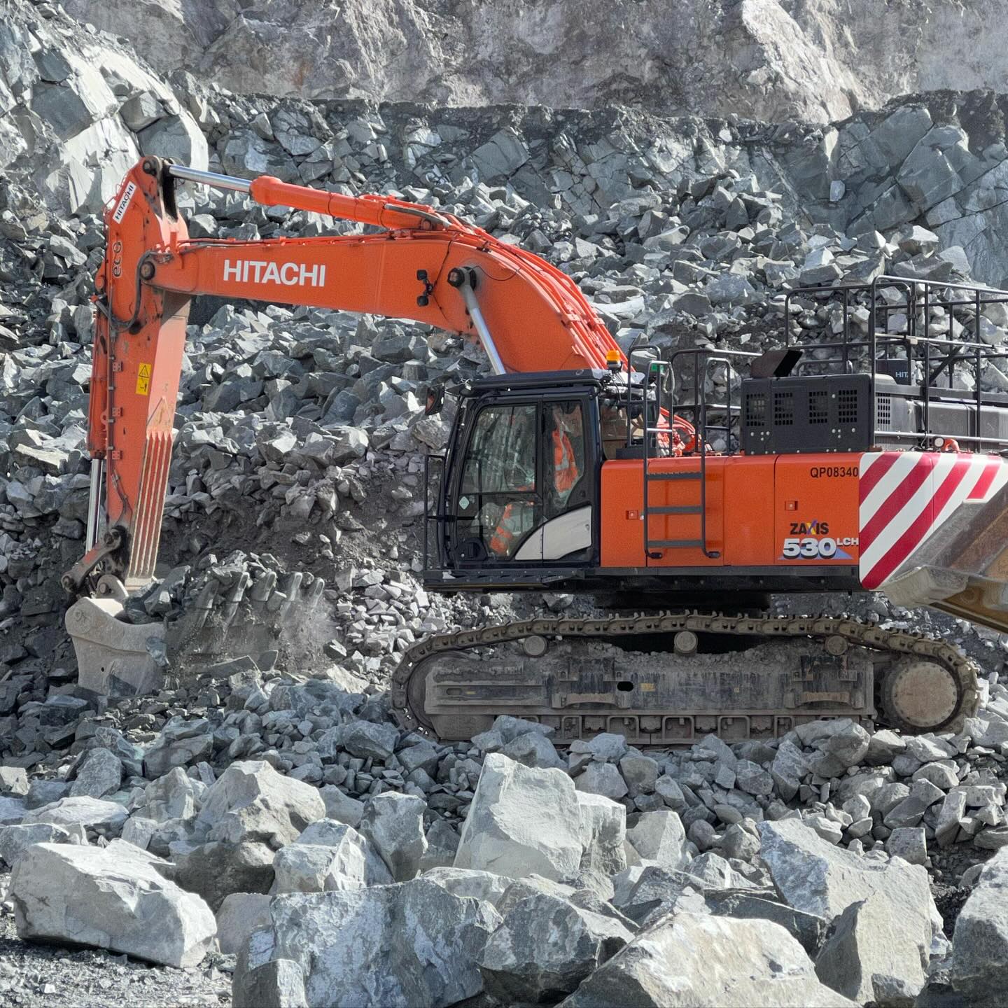 『rockです』 Hitachi ZX490 loading rock at a quarry in Iceland.