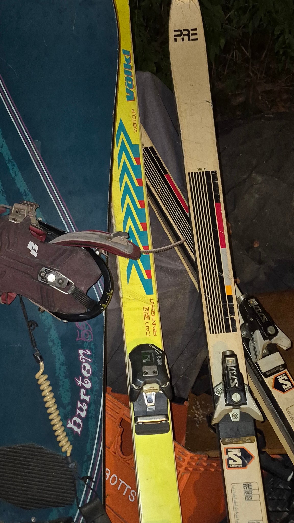 salomon crystal skis 2009 ORIGINS it offers confidence and stability at speed thanks to its full poplar wood core Salomon Origins Topaz (2009)