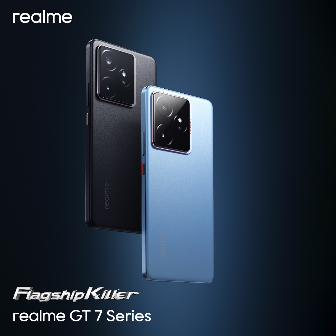 realme GT 7 in the IceSense Blue color.