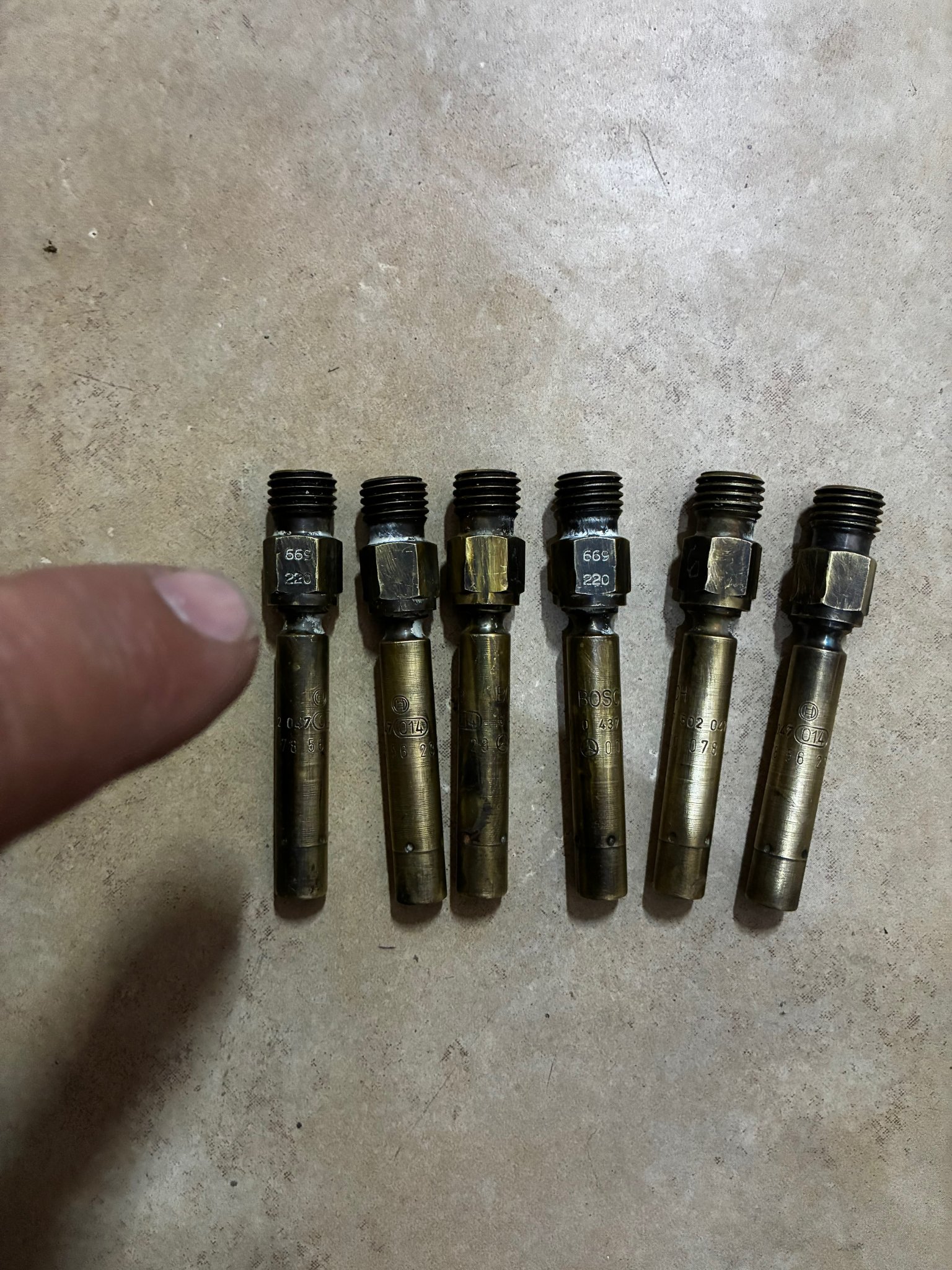 BOSCH Set Of 6 New Fuel Injectors For Mercedes M102, M103, M110, M117 Engines - Replaces OEM 0 437 502 047