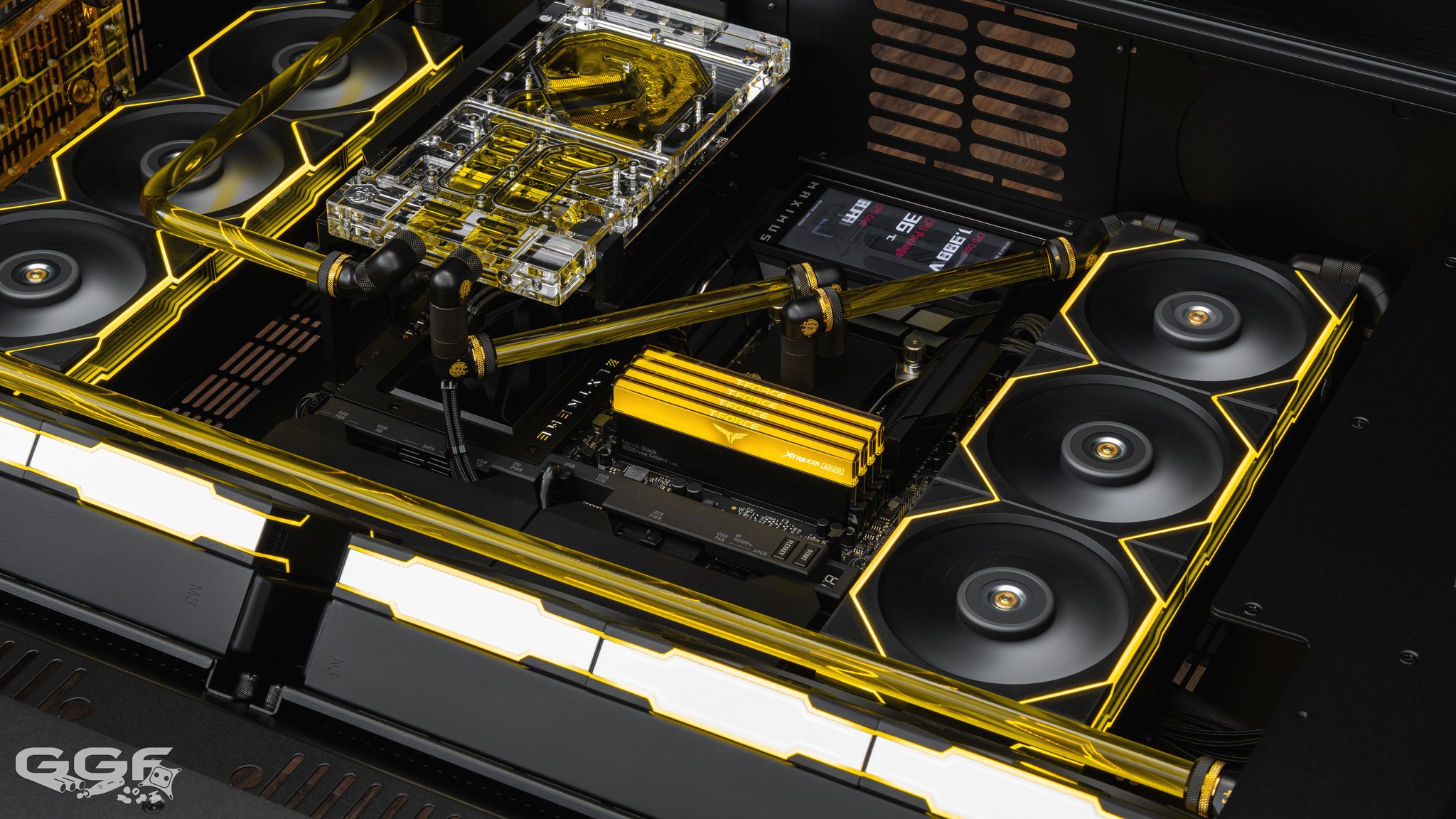 Let's bring in the New Year with GGF's dual PC desk setup in the