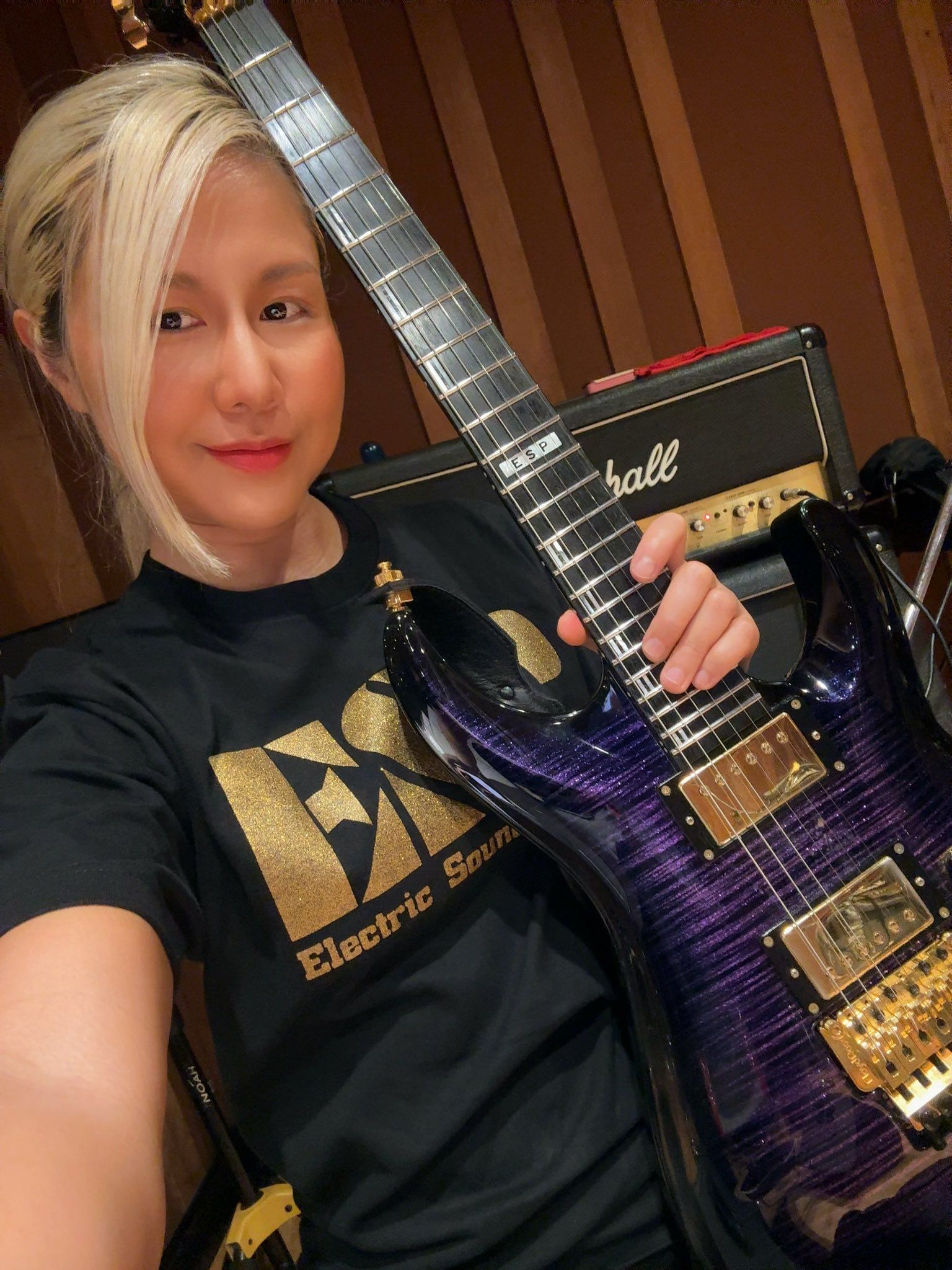 LOVEBITES midoriタペストリー Midori Lovebites wrote on X - ↑Me looking prim and proper before