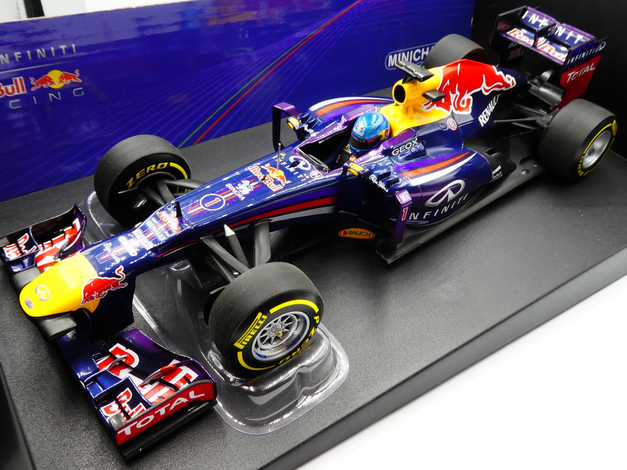 DHMI - Minichamps 1:18 Sebastian Vettel Red Bull RB9 2013 £245