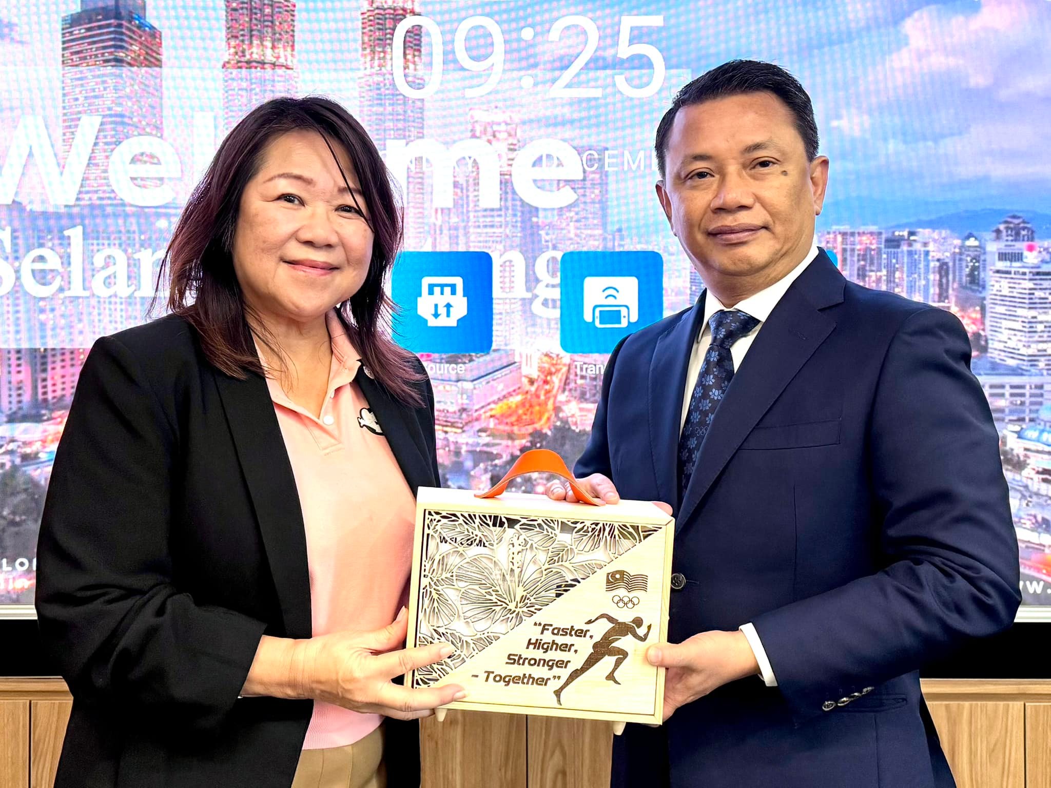Olympic - Dr. Norza ZAKARIA (right) presenting a token of appreciation ...