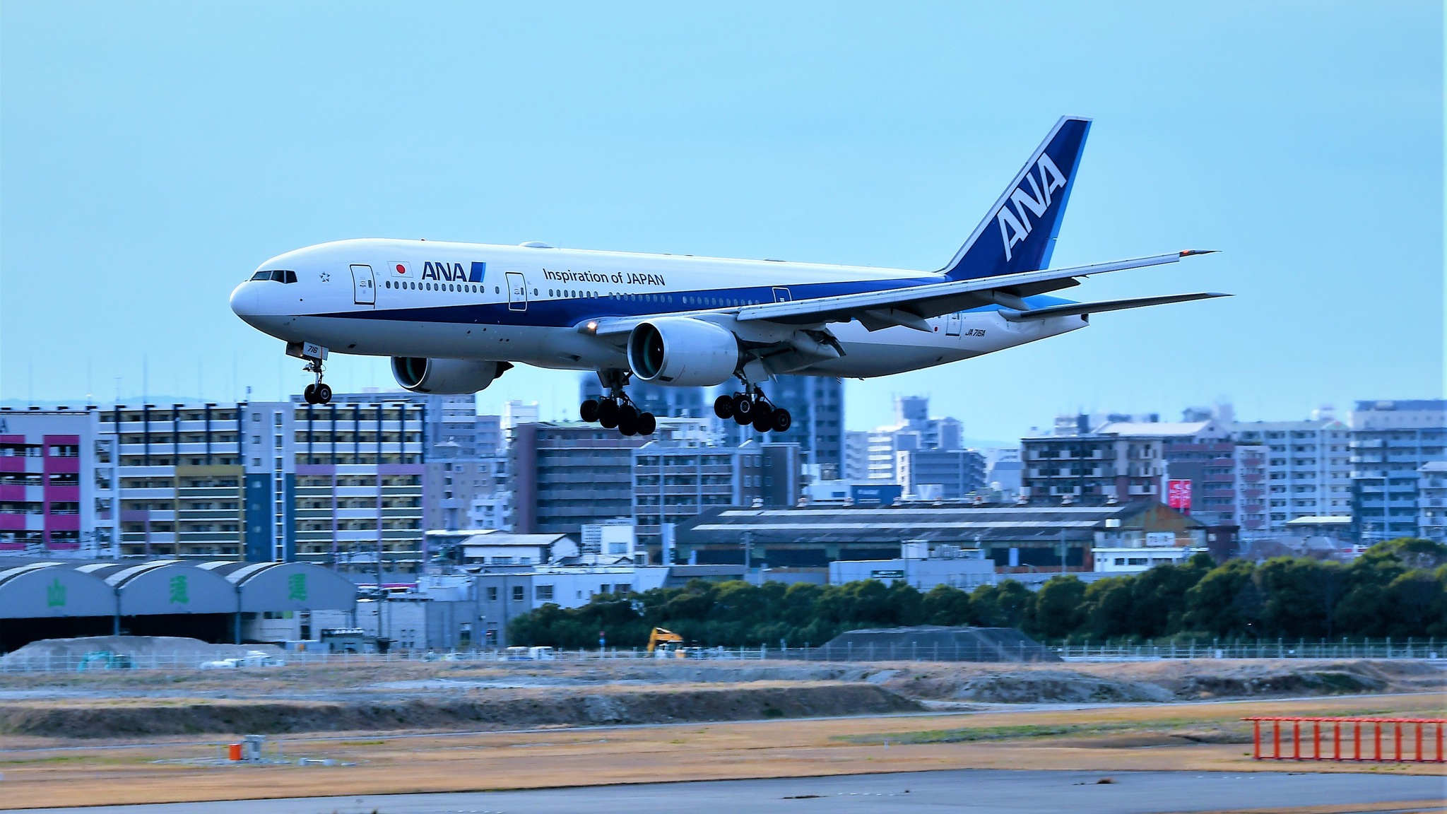 JA716A（登録記号）ANA・全日空 Boeing 777-200ER。福岡空港着陸。