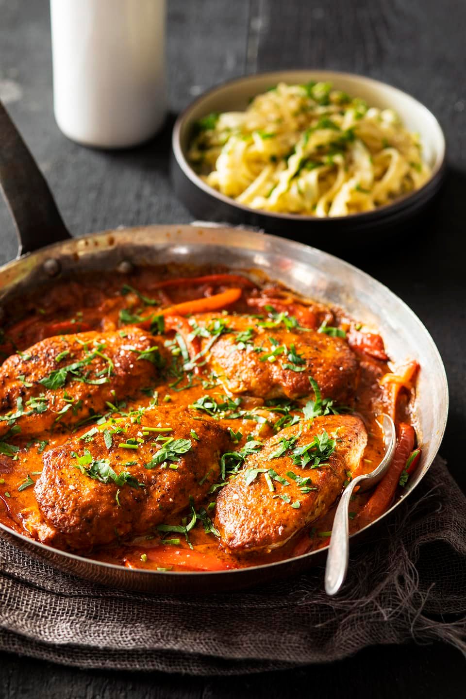 K pour - Ce poulet à la sauce crémeuse aux poivrons rôtis vous séduira ...